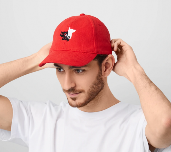 Topi dad cap dengan aksen bordir simpel